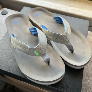 Mens Sanuk Flip Flops- Gray- EUC- Size 10